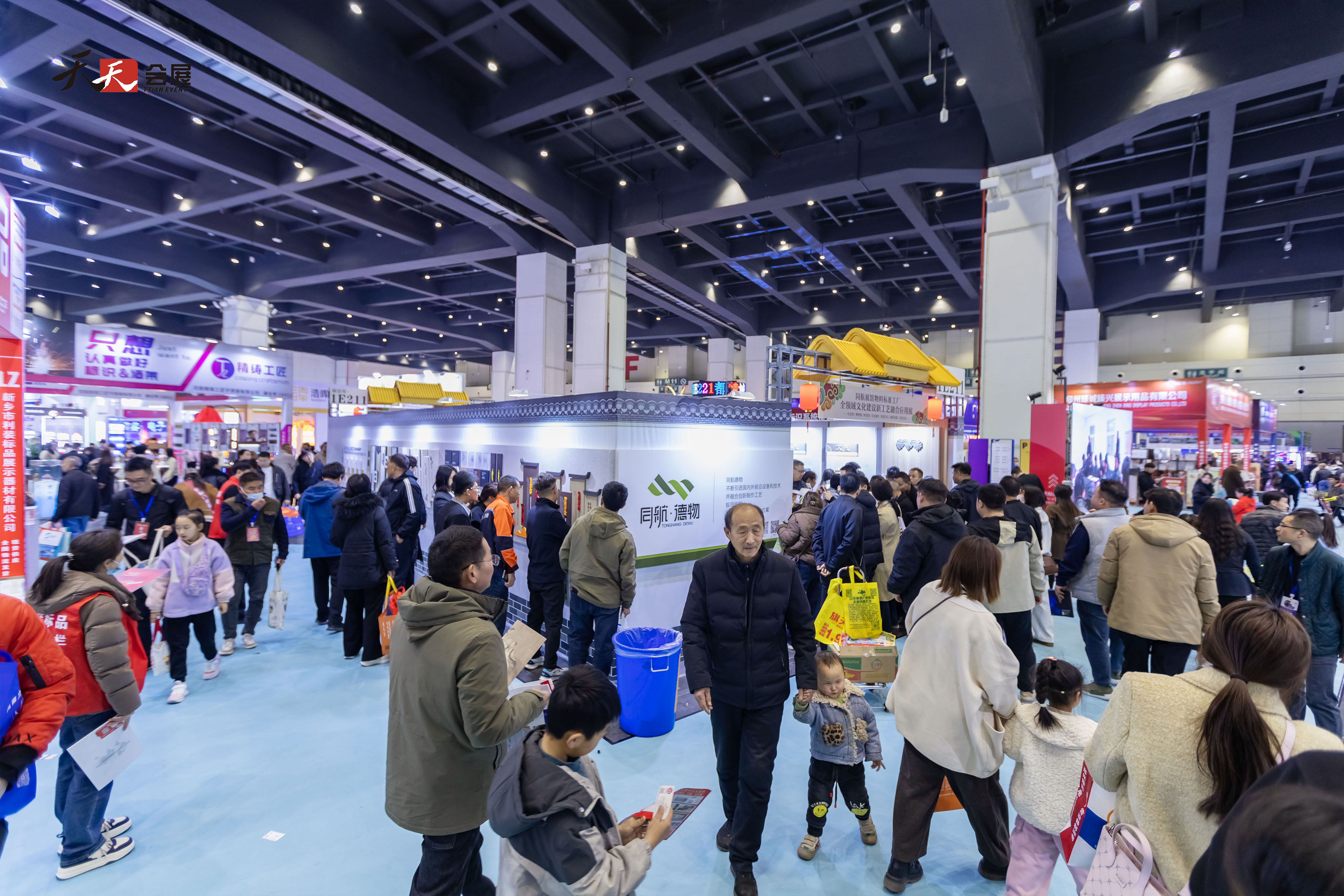 人潮涌動(dòng)，熱鬧非凡|2025春季中原廣告展第二天盛況依舊